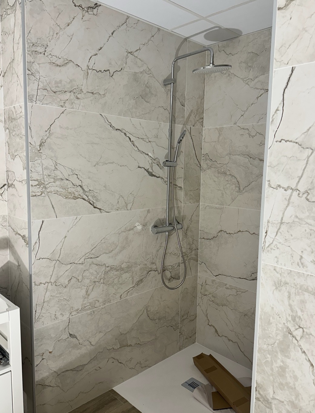Valencia apartment marble bathroom